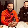 Done deal: Max Zischler (links), mit Teammanager Michael Fischer, hat bis Juni 2023 beim SV Donaustauf unterschrieben.