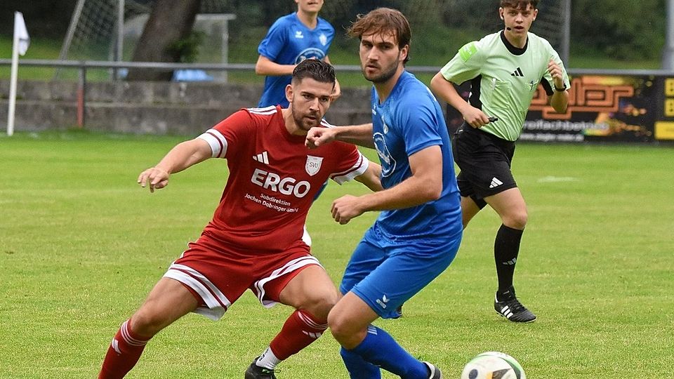 Olchings Moritz Vollmer (in Blau) im Spiel gegen den SV Untermenzing (in Rot).