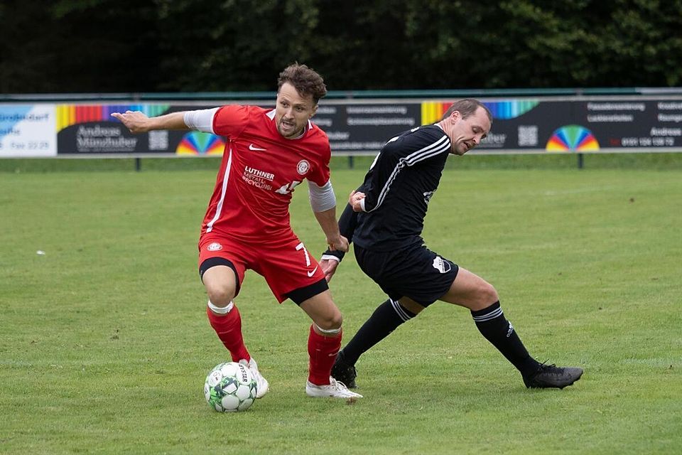 Taktgeber und Vollstrecker: Christian Rickhoff (rot, im Duell mit Pframmerns Stefan Lechner) steuerte als Spielertrainer auf der Außenbahn auch 27 Punktspieltore in dreieinhalb Kreisliga-Spielzeiten für den SV Anzing und FC Anzing-Parsdorf bei.