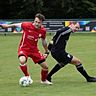 Taktgeber und Vollstrecker: Christian Rickhoff (rot, im Duell mit Pframmerns Stefan Lechner) steuerte als Spielertrainer auf der Außenbahn auch 27 Punktspieltore in dreieinhalb Kreisliga-Spielzeiten für den SV Anzing und FC Anzing-Parsdorf bei.