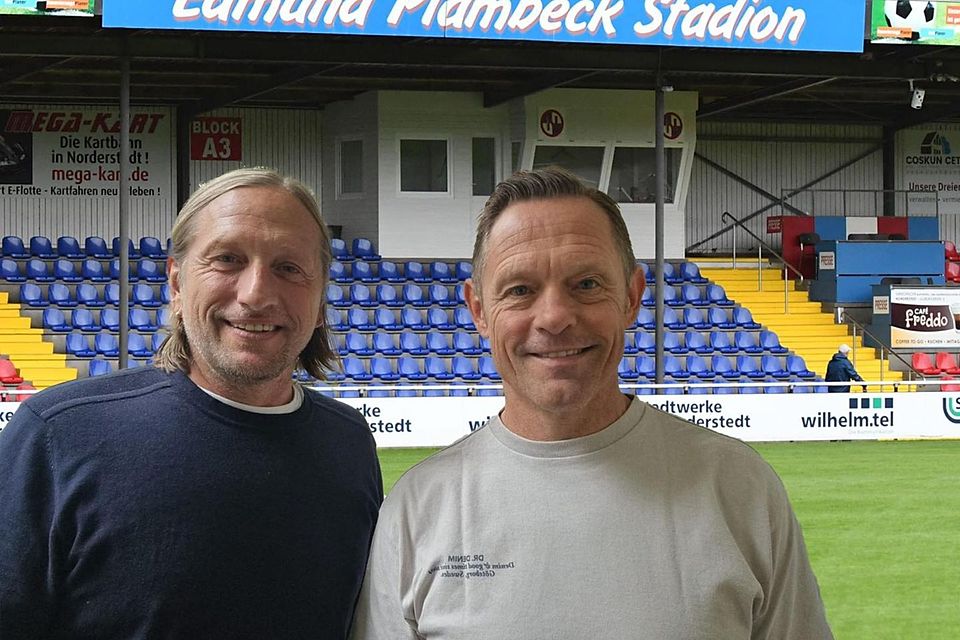 Auf gute Zusammenarbeit: Eintracht-U23-Teamchef Milenko Mutapdzija (li.) und der zukünftige Trainer Jörn Großkopf.