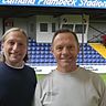 Auf gute Zusammenarbeit: Eintracht-U23-Teamchef Milenko Mutapdzija (li.) und der zukünftige Trainer Jörn Großkopf.