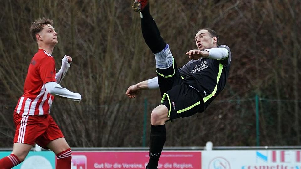 Akrobatisch und treffsicher: Lukas Reinhard (am Ball) kann mit dem FC Finkenbachtal die Tabellenspitze erobern. 
