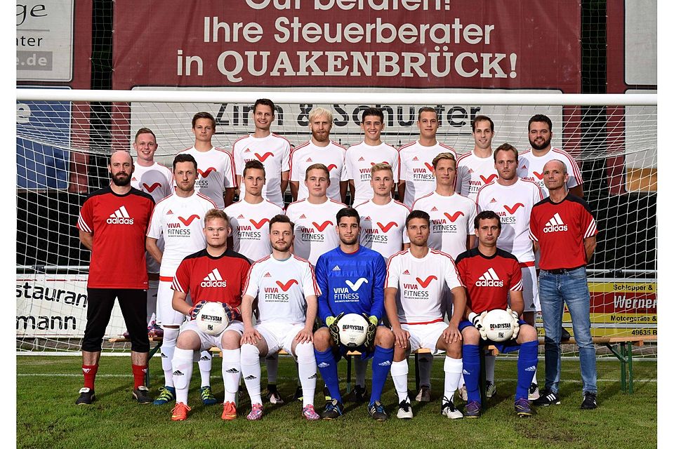 Trainer Dirk Siemund (2. Reihe rechts) will mit dem QSC oben mitspielen.
