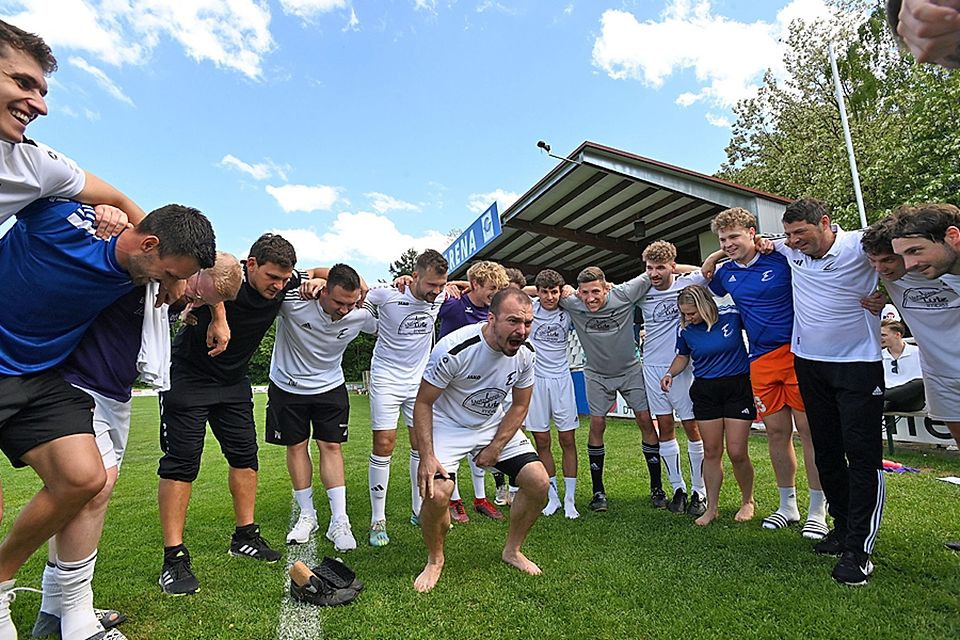 Johannes Hörtensteiner (Mitte) und seine Mitspieler vom TSV Dinkelscherben feierten nach dem 3:1-Sieg gegen den SV Mering den Klassenerhalt auf den letzten Drücker. 