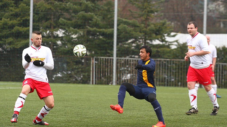 Mohammed Attash (blau) ist momentan Neustadts Lebensversicherung im Thema Tore. F: Rinke