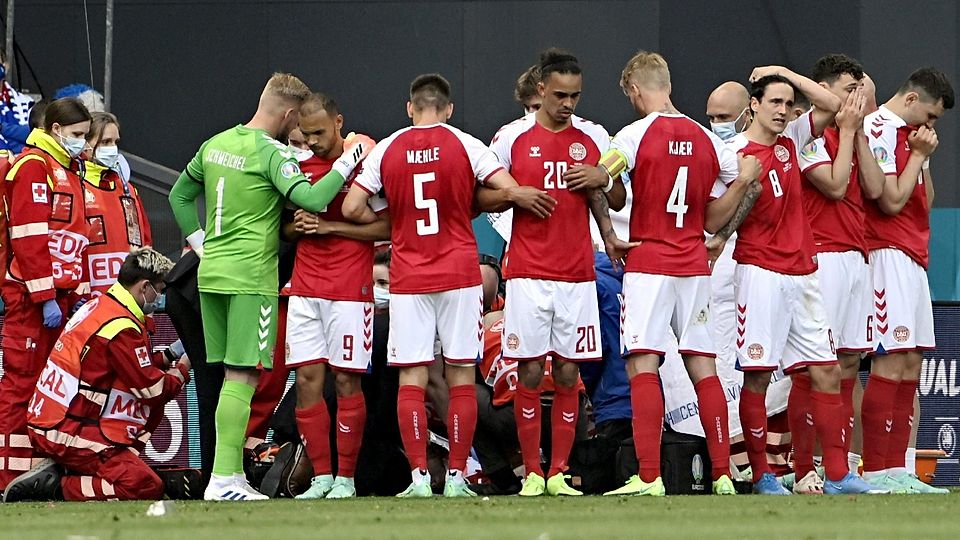 Bei der Fußball-EM Dänemark gegen Finnland bilden die Spieler einen Kreis auf dem Platz. (Symbolbild)