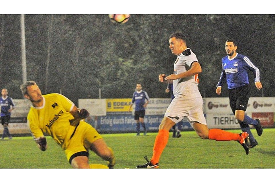 In der ersten Halbzeit scheiterte Tim Hofbauer noch an Bobingens Torhüter Patrik Hiljanen. In der 51. Minute traf der lange verletzte Angreifer zum 1:0 für den TSV Neusäß, der das Kellerderby am Ende mit 2:1 für sich entscheiden konnte.  Foto: Andreas Lode