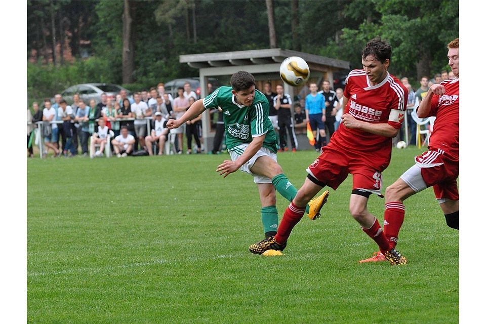 Unterstedts Leon Linke (links) gegen Hamersens Mannschaftsführer Jan Detjen: Der SG-Spieler und ehemalige JFV-Kicker erzielte beide Tore beim 2:1-Sieg. Foto: Freese/rk