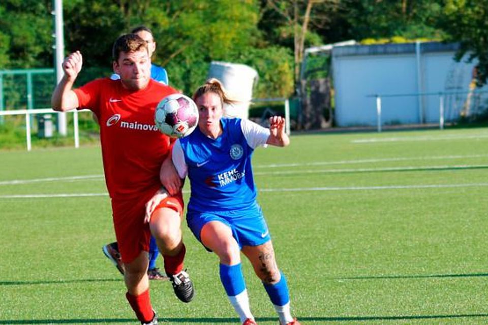 Julia Losert (rechts) im Kampf um den Ball , ungewohnt mit einem Gegenspieler