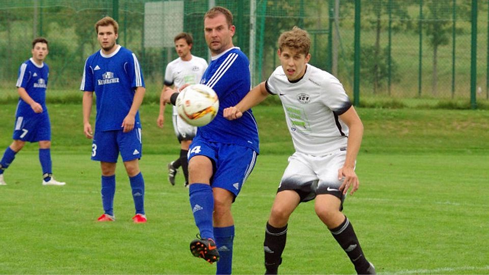Sebastian Greiner (in Blau am Ball) ist aktuell noch Co-Trainer bei Kareth-Lappersdorf II. Im Sommer übernimmt er Tegernheim II. Foto: ofa