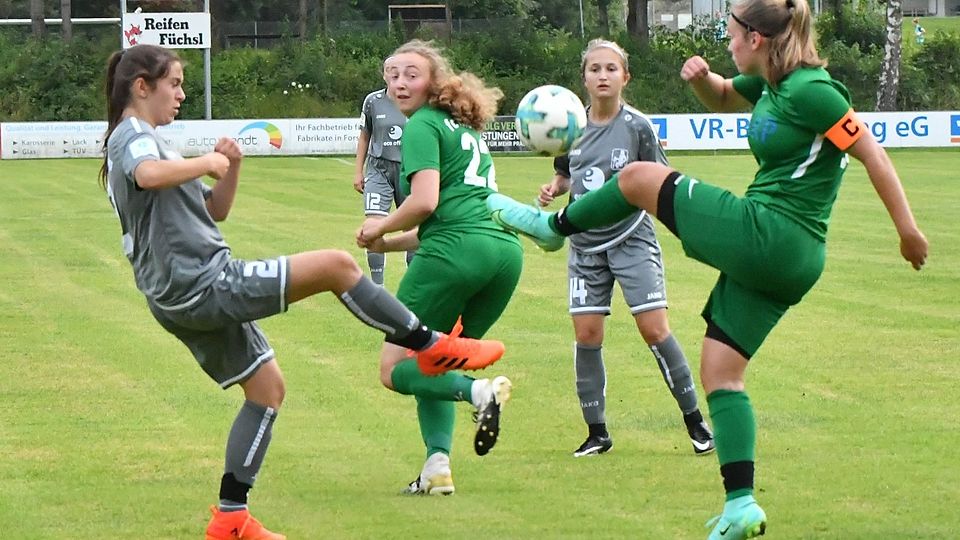 Eine starke Partie spielte Luise Killich, Forsterns U 17-Spielführerin (r.), gegen den Bundesligisten TSV Schwaben Augsburg, der 2:1 in Forstern gewann.