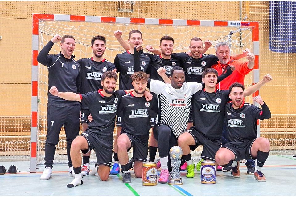 So sehen Sieger aus: Die Mannschaft von Türk Gücü Straubing nimmt den Pokal in ihre Mitte.