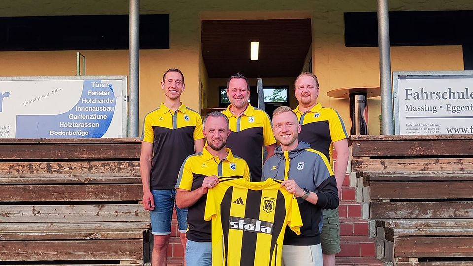 Dominik Gross (vorne rechts) ist der neue Cheftrainer des TSV Massing