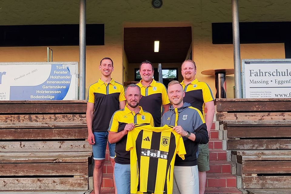 Dominik Gross (vorne rechts) ist der neue Cheftrainer des TSV Massing