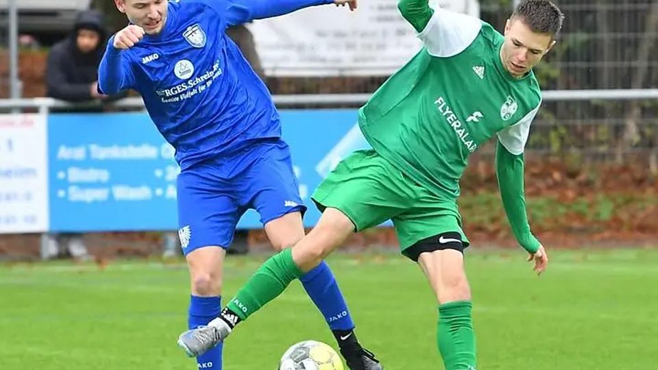 Elias Wagner von der SG Dexheim/Rhein-Selz (links) und Philipp Wettig von SV Ober-Olm kommen im Zweikampf aus dem Gleichgewicht. Wagner traf im Spiel zweimal den Pfosten.