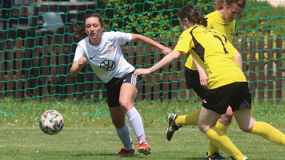 Für sie lief’s noch halbwegs ordentlich: Heike Socher (im weißen Trikots) erzielte beim 2:4 gegen Scheyern einen Treffer und leistete die Vorarbeit zum zweiten TSV-Tor.