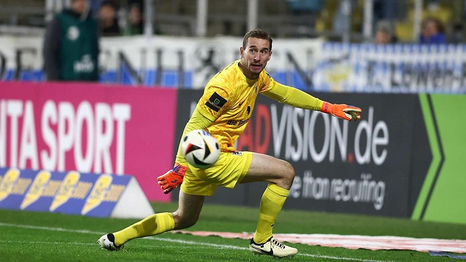 Marco Hiller vom TSV 1860 hat den Ball fest im Blick