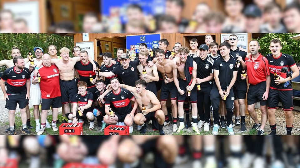 In Feierlaune: Über den Meistercoup auf ihrem „Bixe“ freut sich das Aßlinger Aufstiegsteam mit (stehend, hi. v.l.) Theo Meier, Jacob Mertl, Robert Pröschel, Manfred Svoika, Jonas Mertl, Julian Winkler, Jannik Hansen, Philipp Stacheter, (knieend, v.l.) Filip Bachmatiuk, Samuel Warmbach, Jonas Mitterhofer, Niclas Graupe, (stehend, Mi. v.l.) Florian Knoblich, Andi Hackenberg, Florian Huber, Lukas Hupfauer, Peter Kagermeier, Matthias Kagermeier, Sebastian Sellmeier, Andi Huber, Max Kling, Florian Wieser, Philipp Ertl, Moritz Lange, Mario Vincetic, Leon Mißbach, Sportleiter Willi Graupe und Max Heininger.