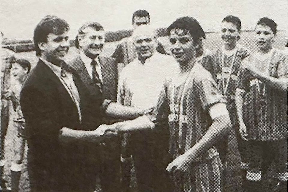 Legendäres Finale: Im Jahr 1990 gewannen die Gammelsdorfer C-Junioren überraschend mit 4:1 gegen Eintracht Freising. Anton Pregler von der Sparkasse überreichte den Cup an FVgg-Kapitän Wolfgang Wallhöfer.