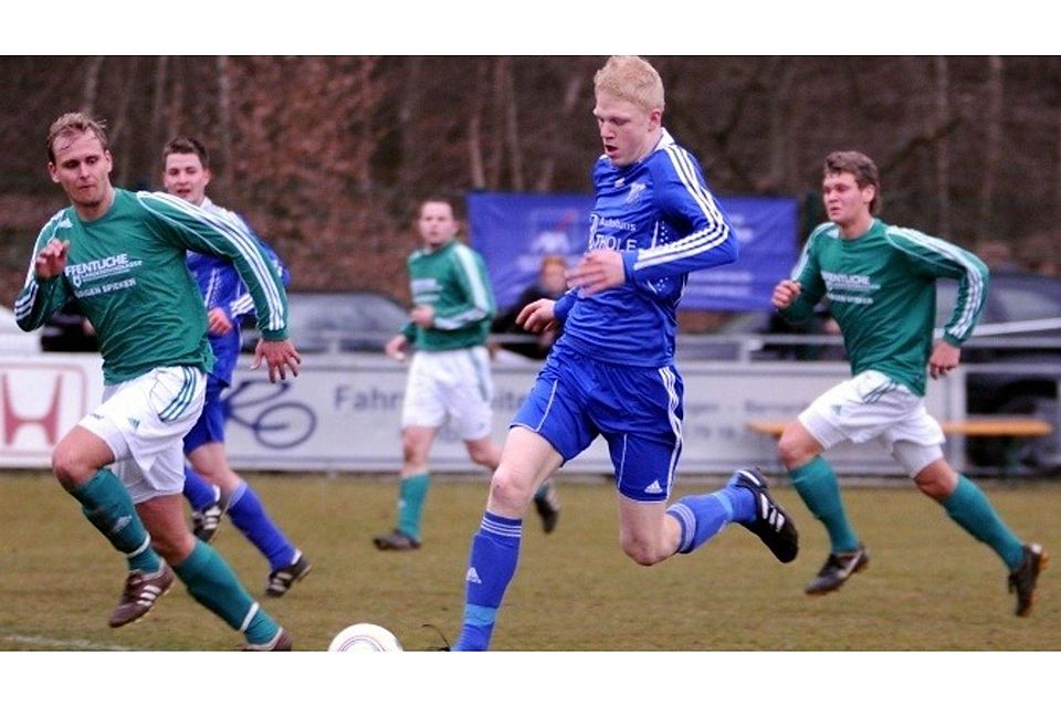 David Brink (am Ball) kehrt im Sommer vom VfL Emslage zurück zum SV Holthausen/Biene. Foto: Doris Leißing