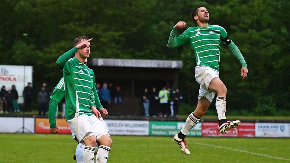 Dennis Staub (rechts) vom SSV Pachten bejubelt seinen Treffer zum 3:1 im Finale gegen den FC Amed 