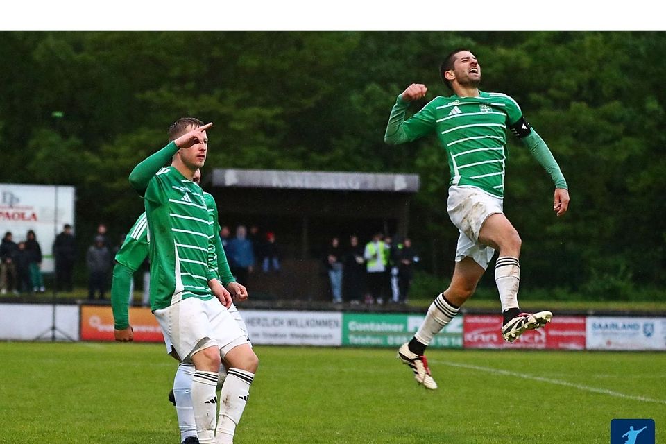 Dennis Staub (rechts) vom SSV Pachten bejubelt seinen Treffer zum 3:1 im Finale gegen den FC Amed 