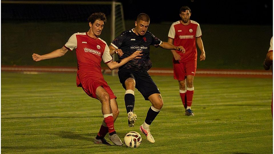 Einen Tick schneller am Ball waren Manuel Rook (li.), beobachtet von Timon Becker (hinten), und die Baldhamer Kicker im Pokalduell mit Zorneding und Valentin Grusz.