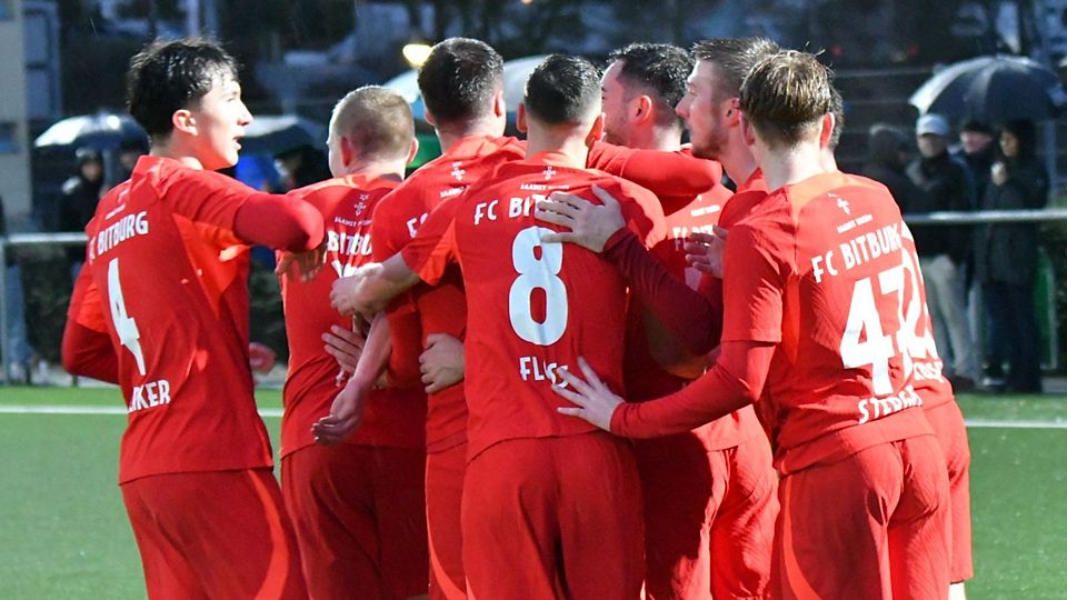 Jubeltraube in Rot und Weiß: Gleich fünf Torerfolge durften die Bitburger Spieler im Duell gegen die SG Arzfeld/Daleiden/Dasburg-Dahnen feiern. 