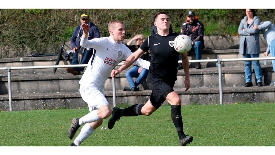  Kirtorfs Pierre Küster (links) bei der Verfolgung von Reiskirchens Tom Becker. (© Luca Raab) 