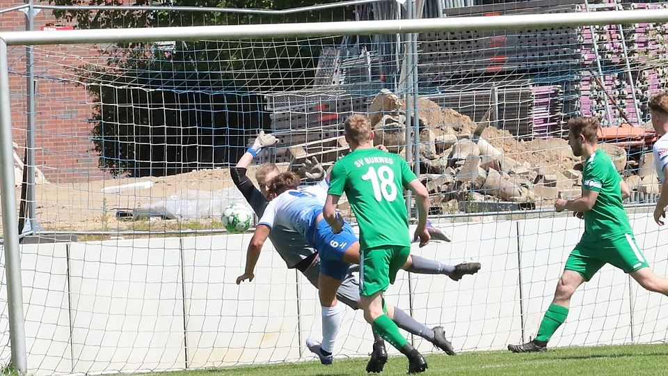 Tim Dubbels köpfte in der 1. Halbzeit das Tor des Tages beim Derby zwischen dem MTV Hammah II und dem SV Burweg.