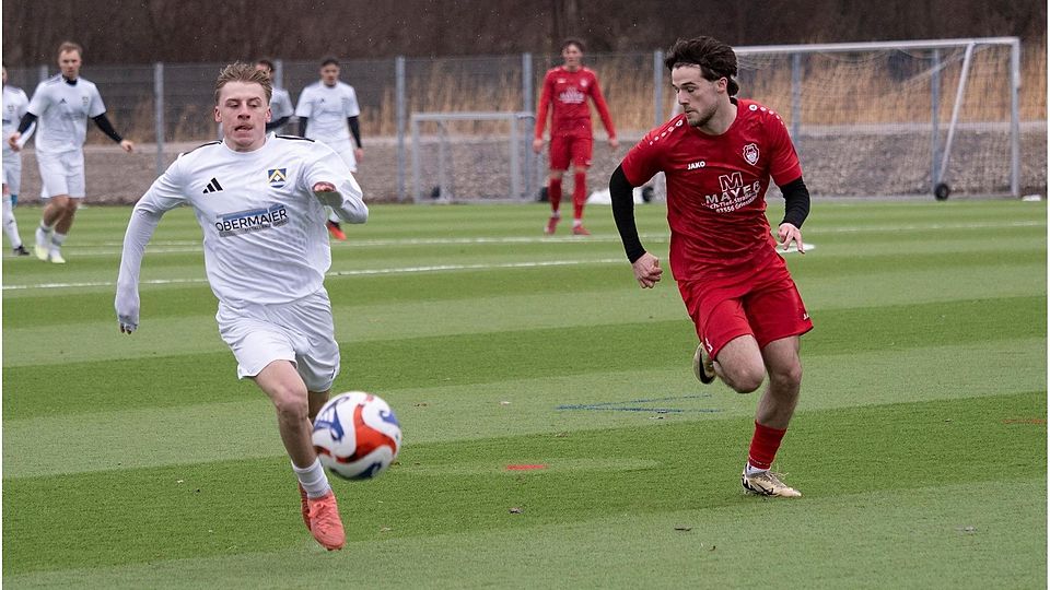 Schnelle Antritte waren von Poings (links) Niklas Koller gegen Aßlings Dreierpacker Jonas Mitterhofer gefragt.