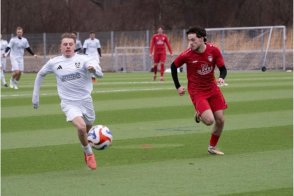 Schnelle Antritte waren von Poings (links) Niklas Koller gegen Aßlings Dreierpacker Jonas Mitterhofer gefragt.