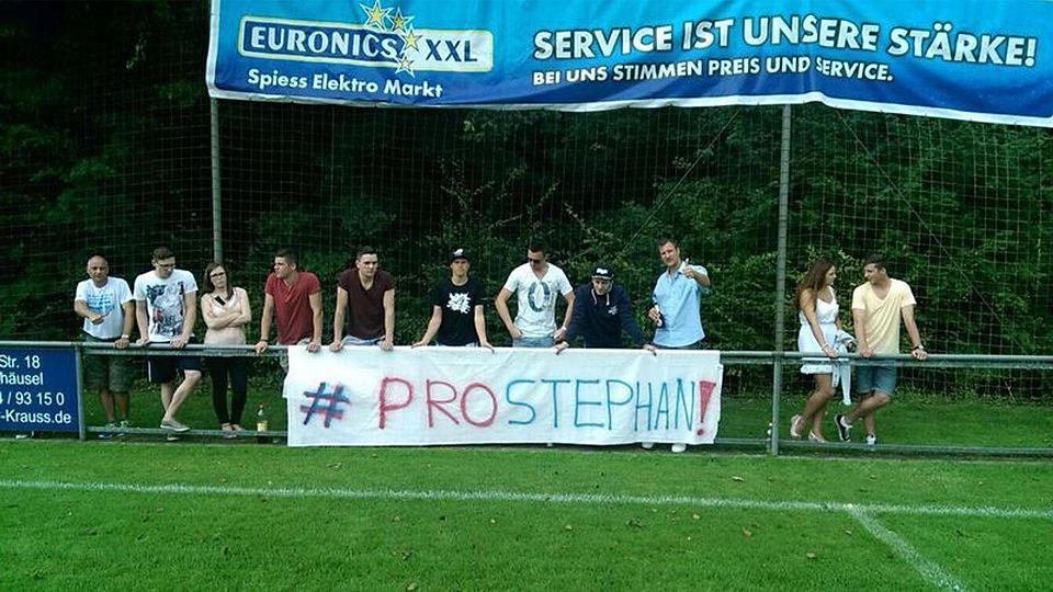 Die Spieler der "Zweiten" ließen es sich nicht nehmen, mit einem Plakat für ihren entlassenen Trainer einzutreten. Foto: privat