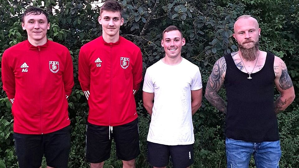 Die Neuzugänge des FSV Waldthurn posieren für die Kamera (von links): Allessandro Götz, Lenny Großer,  Lukas Gruber und Kevin Beierl.