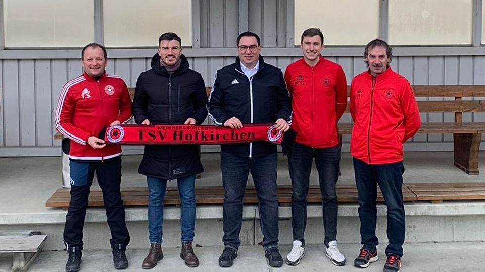 Im Bild von links nach rechts: Tino Steffl (sportlicher Leiter); der künftige Co-Spielertrainer Vlad Gheorghiu; der künftige Trainer Thomas Wellenhofer; Markus Goczol (Ausschussmitglied); Franz Löw (sportlicher Leiter)