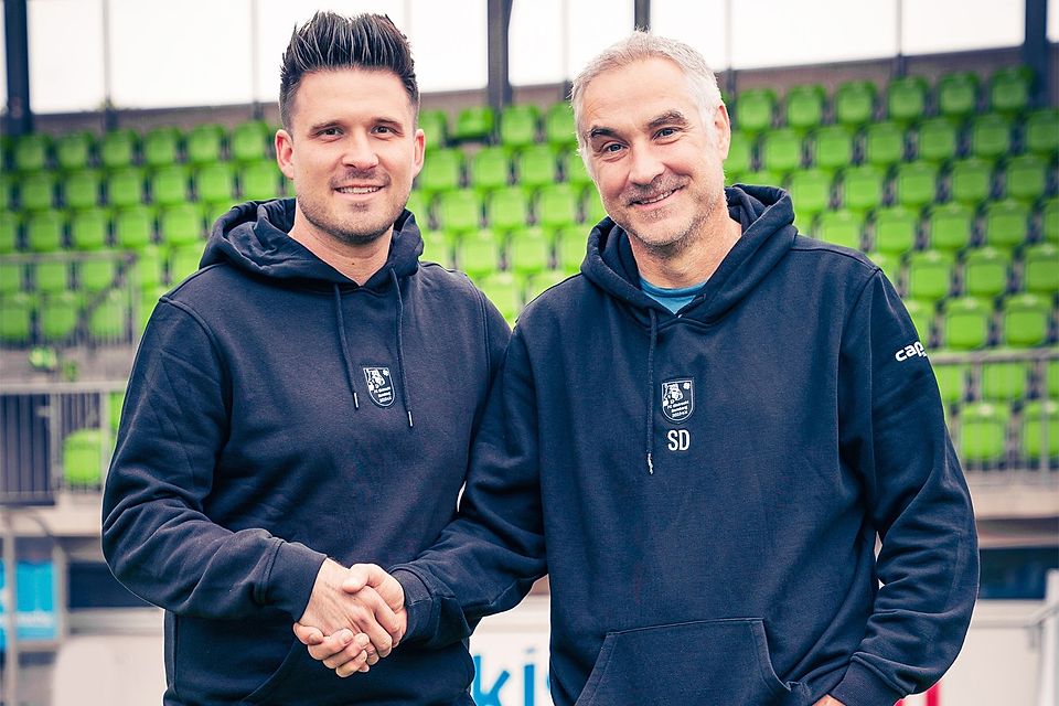FCE-Vorstandssprecher Sascha Dorsch (re.) heißt Stefan Mohr als neuen Sportlichen Leiter in Reihen der Domreiter willkommen.