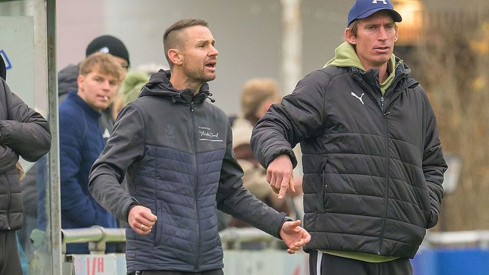 Ettmannsdorfs Trainerduo Christian Most (links) und Florian Tausendpfund muss auf Unterstützung aus dem Kreisligateam bauen.