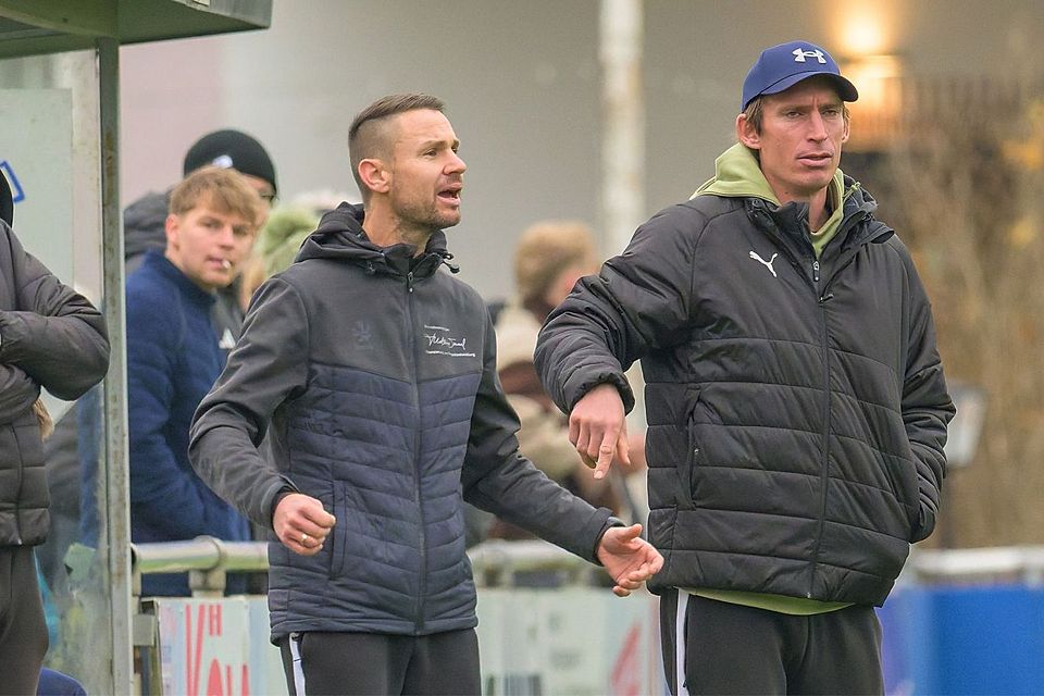 Ettmannsdorfs Trainerduo Christian Most (links) und Florian Tausendpfund muss auf Unterstützung aus dem Kreisligateam bauen.