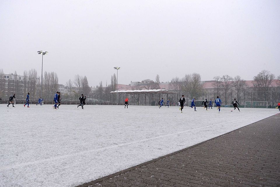 Schnee und Kälte sorgen für nicht bespielbare Fußballplätze.