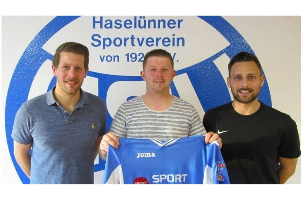 Der Haselünner SV stellt einen weiteren Neuzugang vor: Jens Schulte (M.) - auf dem Foto mit dem künftigen Trainerduo André Homann (l.) und Kevin Landgraf -  kommt aus Holte. Foto: Haselünner SV