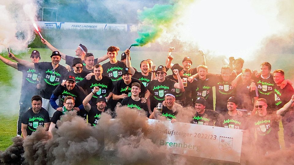 Pyro-Party: Der SSV Brennberg schaffte am Sonntag in der Relegation gegen Batzhausen den Aufstieg in die Kreisklasse.