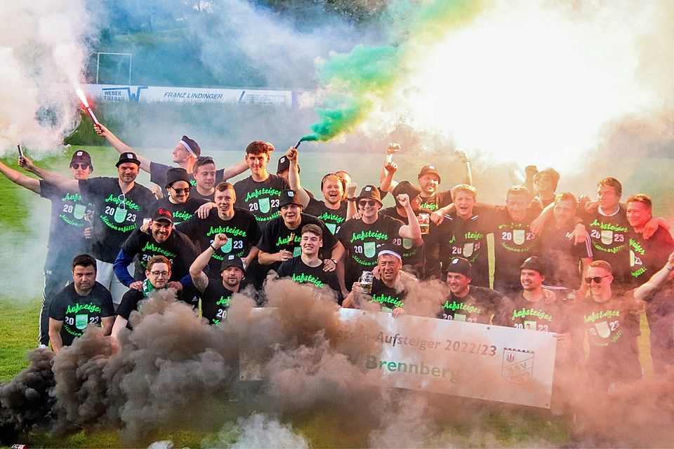 Pyro-Party: Der SSV Brennberg schaffte am Sonntag in der Relegation gegen Batzhausen den Aufstieg in die Kreisklasse.