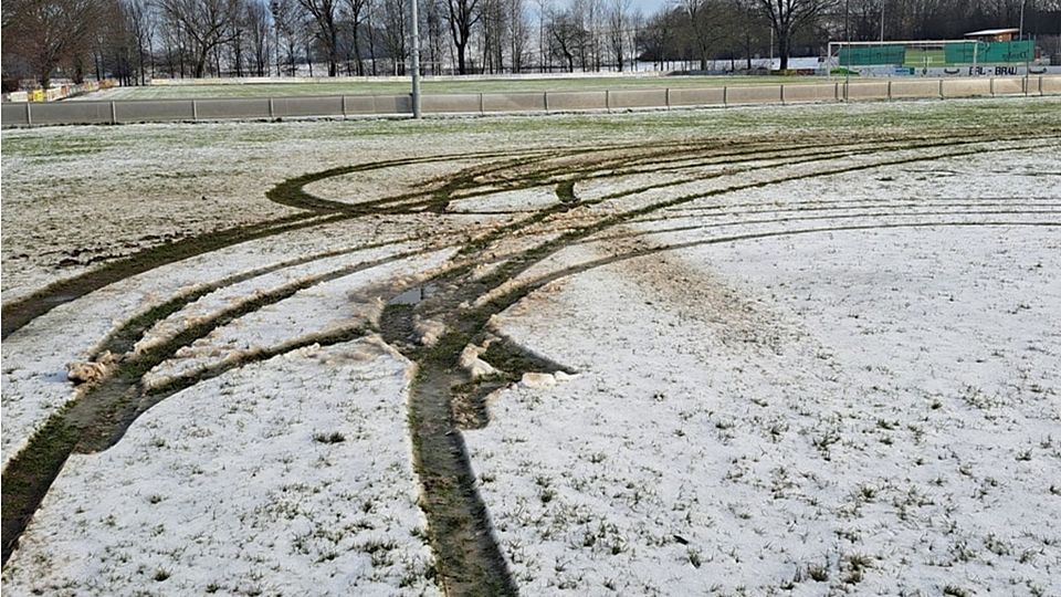 Im wahrsten Sinne des Wortes eine Spur der Verwüstung hinterließen Möchtegern-Rennfahrer auf dem Salchinger Fußballplatz.