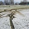 Im wahrsten Sinne des Wortes eine Spur der Verwüstung hinterließen Möchtegern-Rennfahrer auf dem Salchinger Fußballplatz.