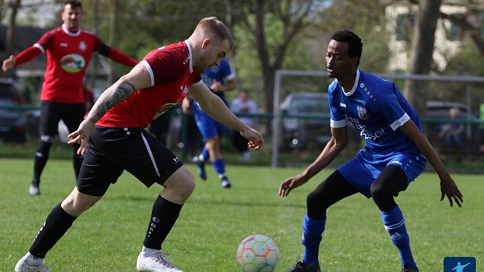 Mechernichs Einwechselspieler Oliver Kröll (l.), hier im Duell mit Fernando da Silva, erzielte das Tor zum 5:2 Endstand