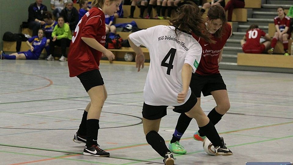 Stark am Ball: Düdelsheims B-Jugend-Fußballerinnen (weiß) holten sich den Sieg beim ersten U17-Girlscup-Turnier. Archivfoto: Rainer Wagner
