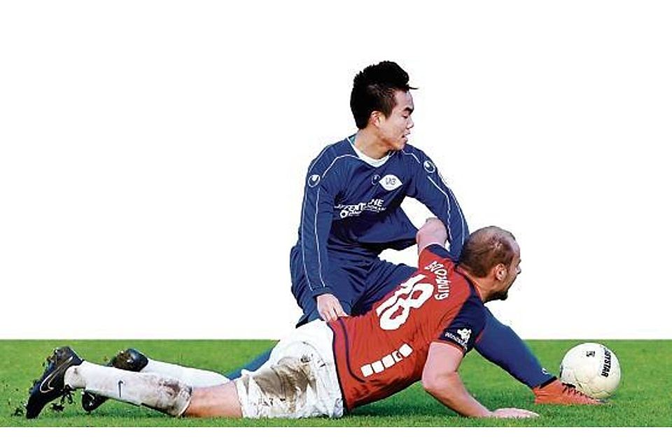 Bodenkampf: Arkadius Wojcik (unten) bestreitet mit GVO schon den ersten Test. Für VfB-II-Akteur Bihn An Pham steht noch ausschließlich Training auf dem Plan. Martin Remmers