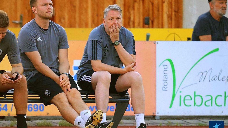 Mario Demmelbauer (Bildmitte) ist nicht mehr Trainer des SV Kirchanschöring. Thomas Leberfinger (links neben Demmelbauer) übernimmt bis auf Weiteres zusammen mit Christoph Dinkelbach interimsmäßig. 