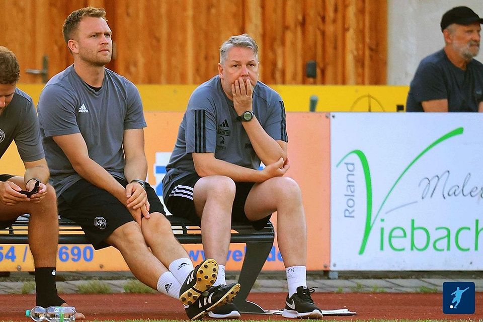 Mario Demmelbauer (Bildmitte) ist nicht mehr Trainer des SV Kirchanschöring. Thomas Leberfinger (links neben Demmelbauer) übernimmt bis auf Weiteres zusammen mit Christoph Dinkelbach interimsmäßig. 